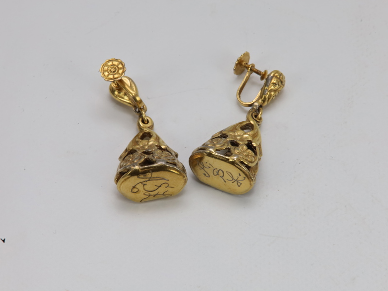 Vintage forgylte skrueøredobber med gjennombrutt blomsterdekor og håndgravert monogram