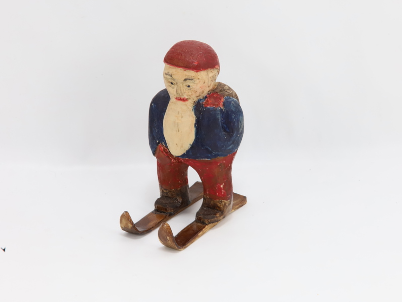 Utskåret skiløper i tre, datert 1970 – håndmalt folkekunst