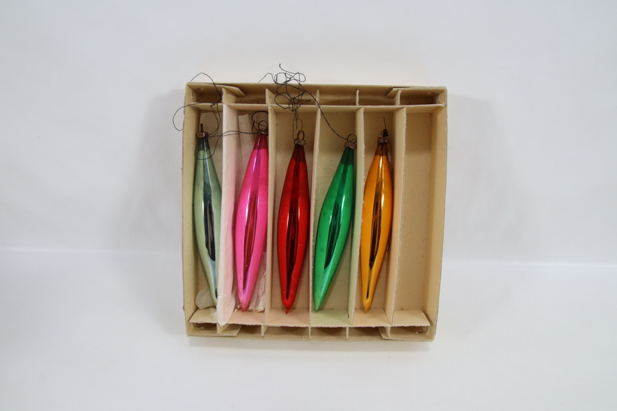 Sett med dekorative glassornamenter
