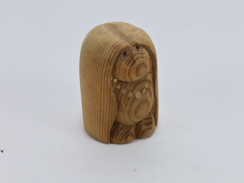 Håndskåret liten treskulptur – signert under, høyde 4,6 cm