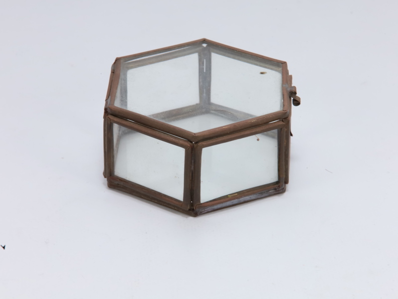 Seks kantet glassboks med messingramme – dekorativ liten eske
