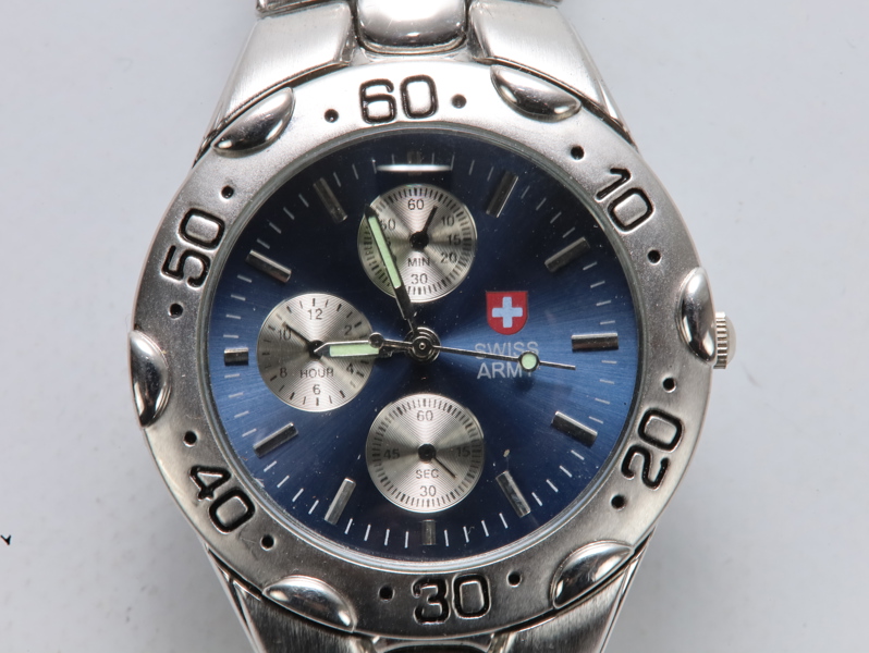 Swiss Army herreklokke – kronografdesign – blå skive – utestet