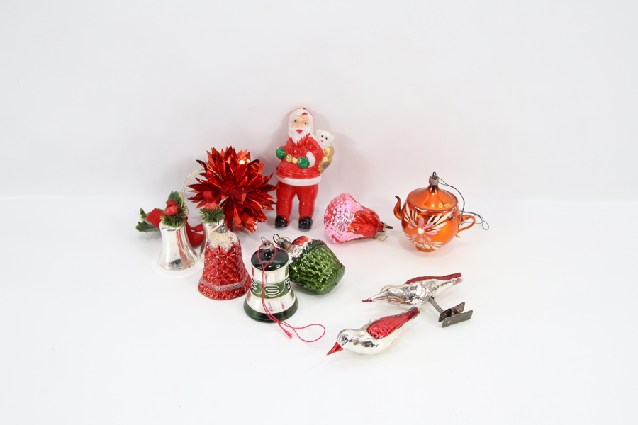 Lot med eldre julepynt i glass og plast
