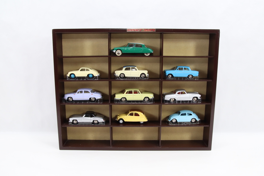 Dinky Toys utstillingshylle med modellbiler
