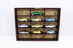 Dinky Toys utstillingshylle med modellbiler
