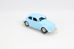 Dinky Toys utstillingshylle med modellbiler
