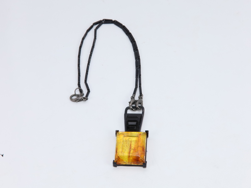 BABYLON Paris – stort anheng i sort metall med ravfarget resin