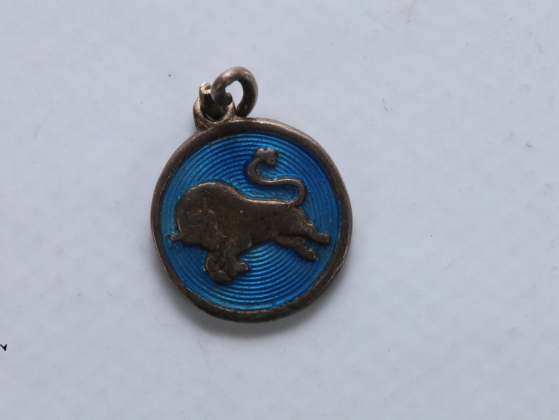 Norsk emaljeanheng i sterling sølv – Løven (Leo), guilloché-emalje