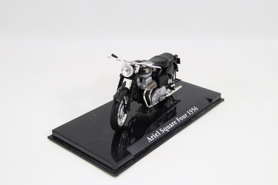 Modellmotorsykkel – Ariel Square Four 1956 på sokkel
