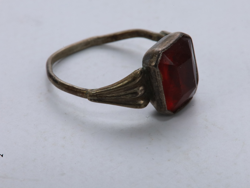 Vintage ring med rød glassstein – str. 17 mm