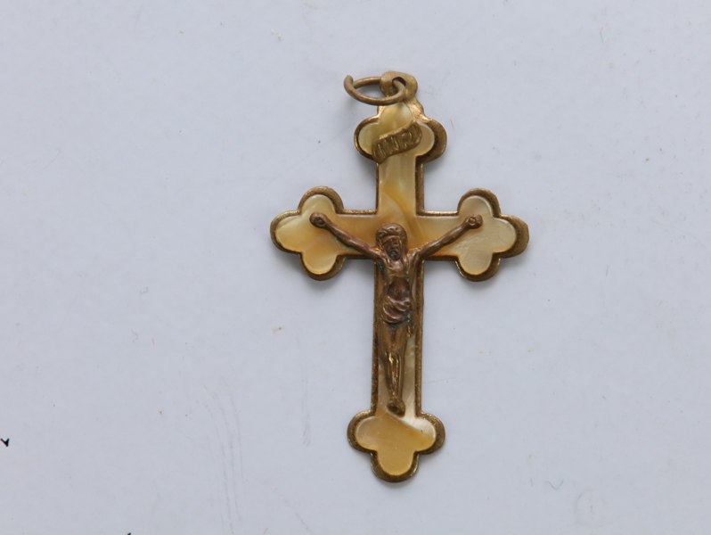 Vintage krusifiks i messing med perlemor-imitasjon – 4 × 2,5 cm