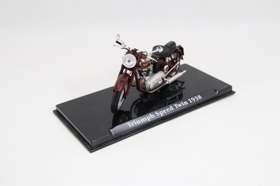 Triumph Speed Twin 1938 modellmotorsykkel i plast
