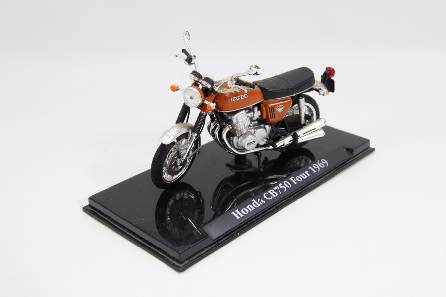 Honda CB750 Four 1969 – modellmotorsykkel på sokkel