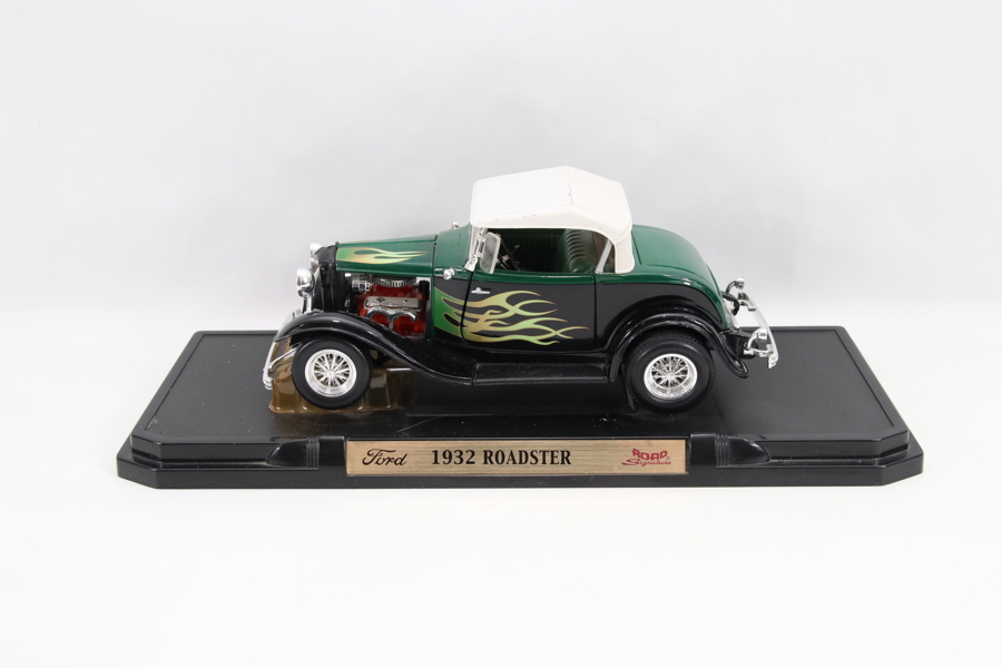 Ford 1932 Roadster modellbil på sokkel
