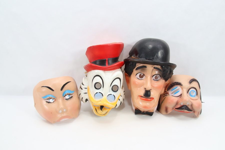 Vintage karneval- og teatermasker i plast
