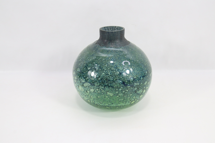 Munnblåst kulevase i grønt glass – Benny Motzfeldt, Randsfjord Glassverk
