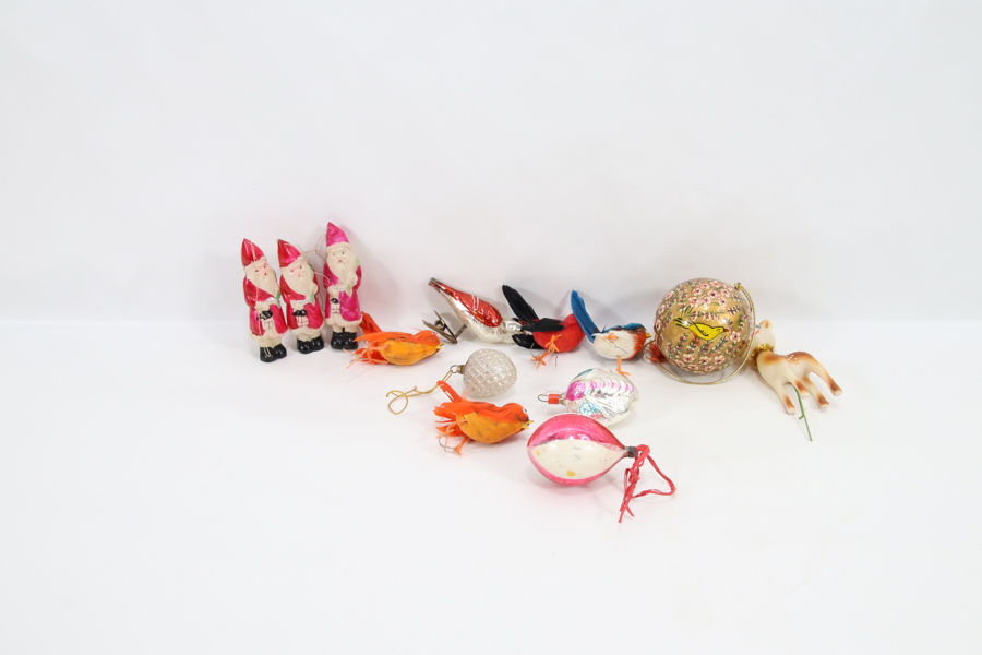 Lott med eldre julepynt – figurer, glassornamenter og dekor
