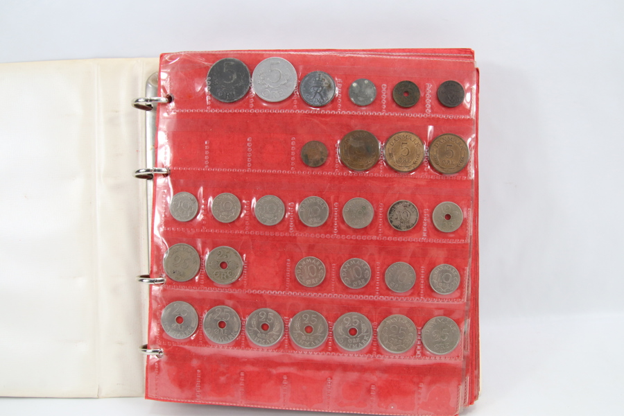 Eldre myntalbum med diverse mynter

