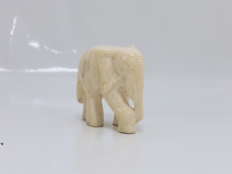Håndskåret elfenbensfigur – Elefant (kun salg i Norge)