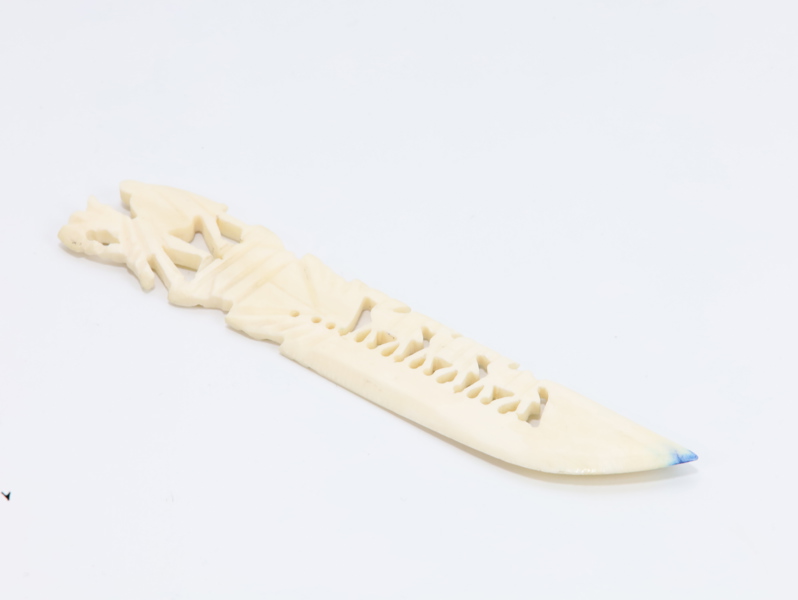 Utskåret dekorativ benkniv – håndlaget, 12,2 cm