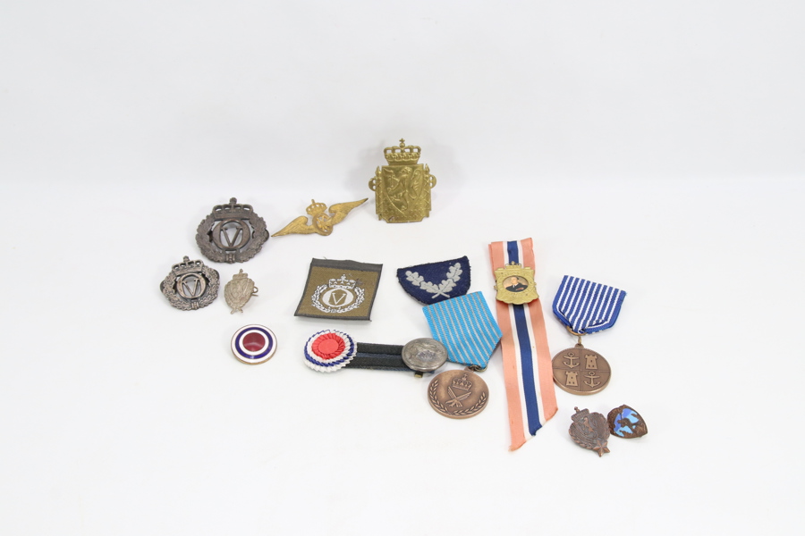 Samling av diverse merker og medaljer
