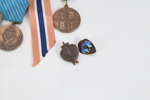 Samling av diverse merker og medaljer
