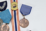 Samling av diverse merker og medaljer
