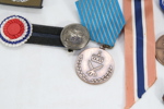 Samling av diverse merker og medaljer
