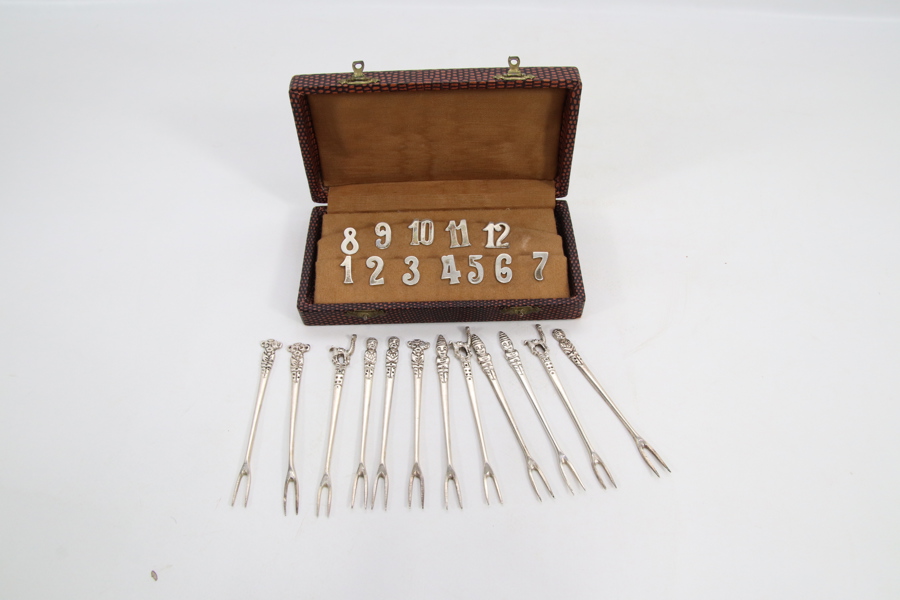 Cocktailsett i sølv med nummererte markører og gaffel