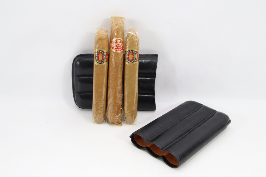 Vintage sigaretui i sort skinn med tre sigarer