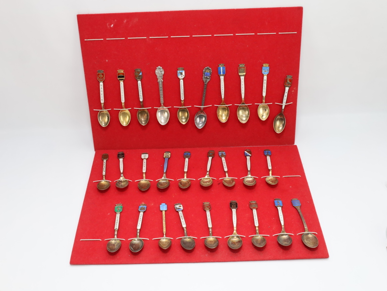 Samling souvernirskjeer i sølv og emalje – norske stedsnavn, 28 stk