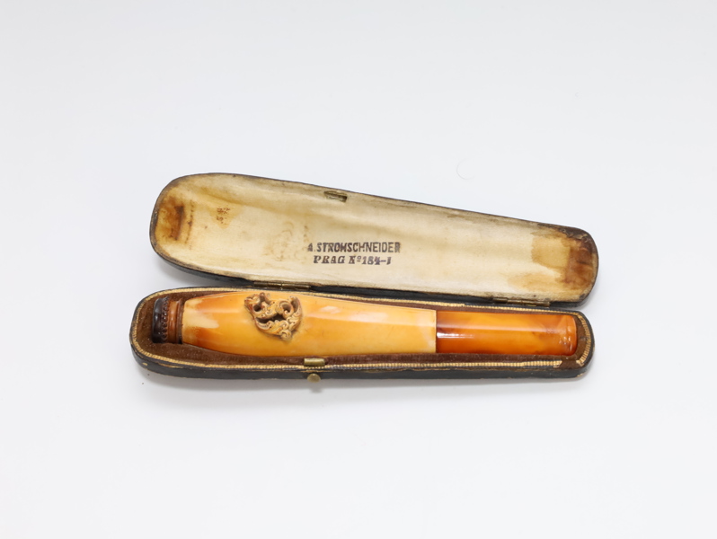 Antikk munnstykke / pipe i original eske – A. Strömschneider, Prag – utskåret dekor