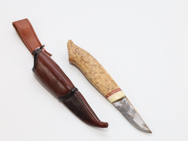 Norsk håndlaget tollekniv med slire – bjørkeknoll, horn og messing, ca. midten av 1900-tallet