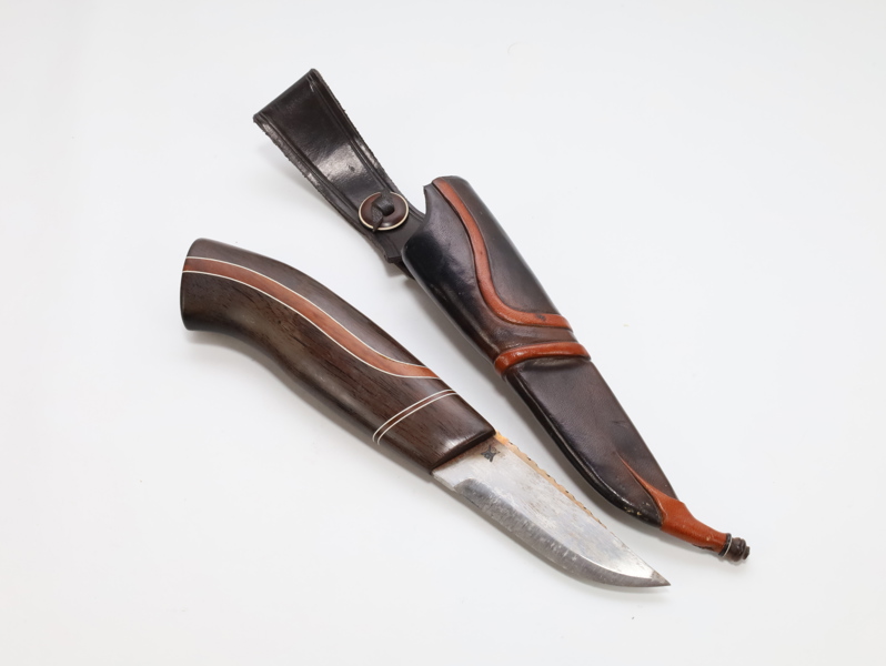 Håndlaget norsk tollekniv med mørkt treskaft og dekorert lærslire