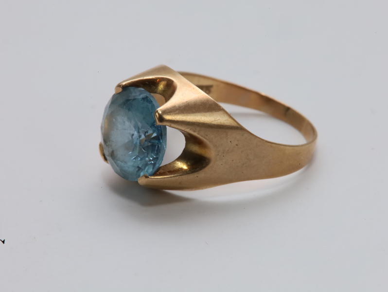 Ring i 585 gull med blå glass-sten (str. 18 mm)