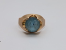 Ring i 585 gull med blå glass-sten (str. 18 mm)