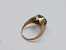 Ring i 585 gull med blå glass-sten (str. 18 mm)