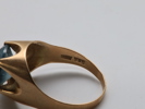 Ring i 585 gull med blå glass-sten (str. 18 mm)