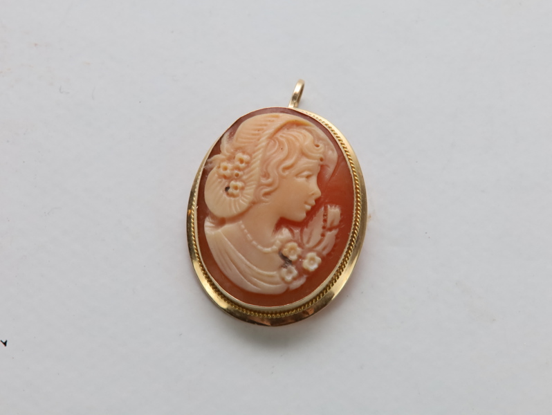 Came anheng i 585 gull – håndskåret skjellcamé, 28 × 23 mm, 4,07 g