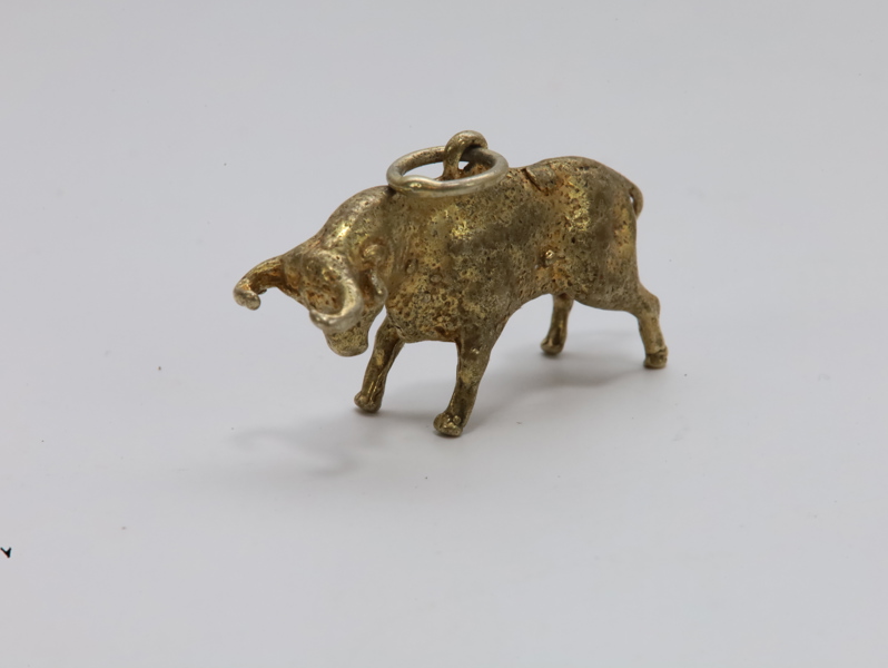 Liten tyr i messing – dekorativ figur (34 x 20 mm)