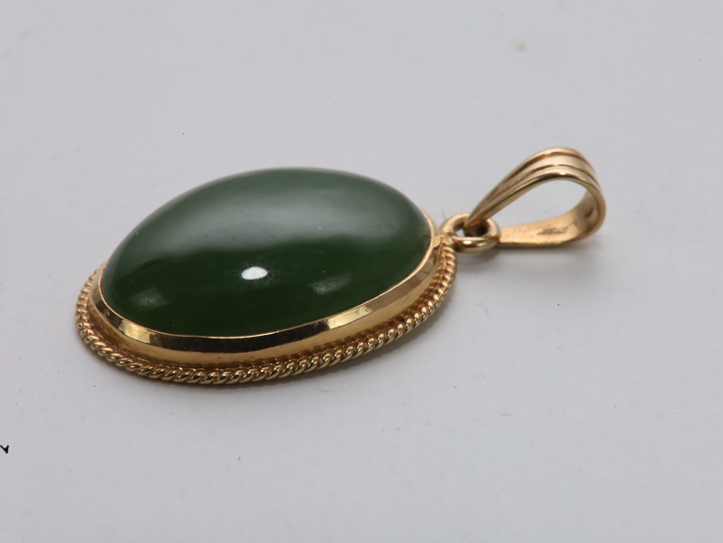 Anheng i 14 karat gull med grønn stein (23 × 15 mm)