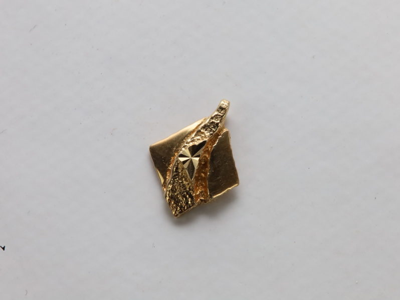 Anheng i 14 karat gull – moderne geometrisk design