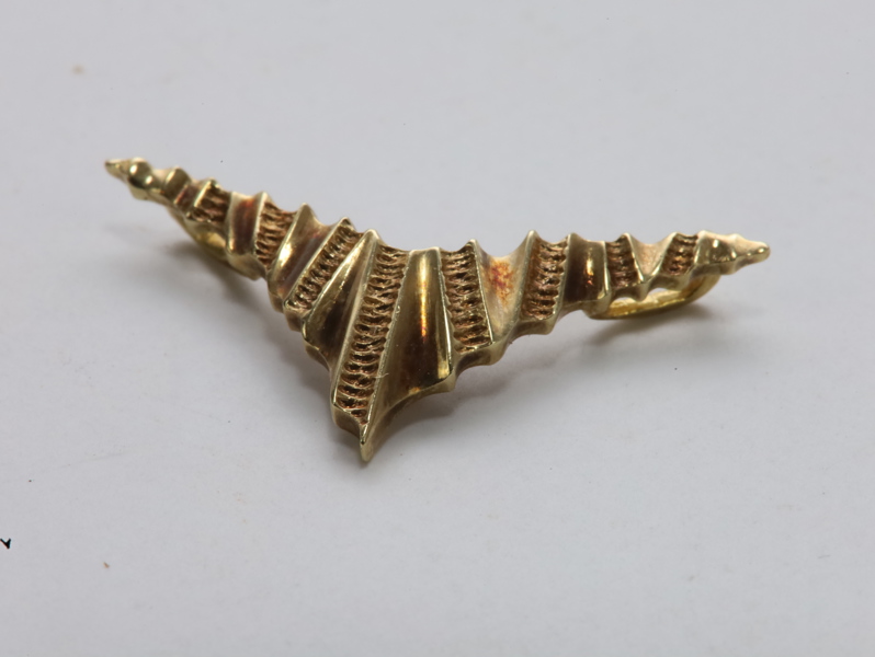 Moderne anheng i 585 gull – skulpturell form (1,55 g)