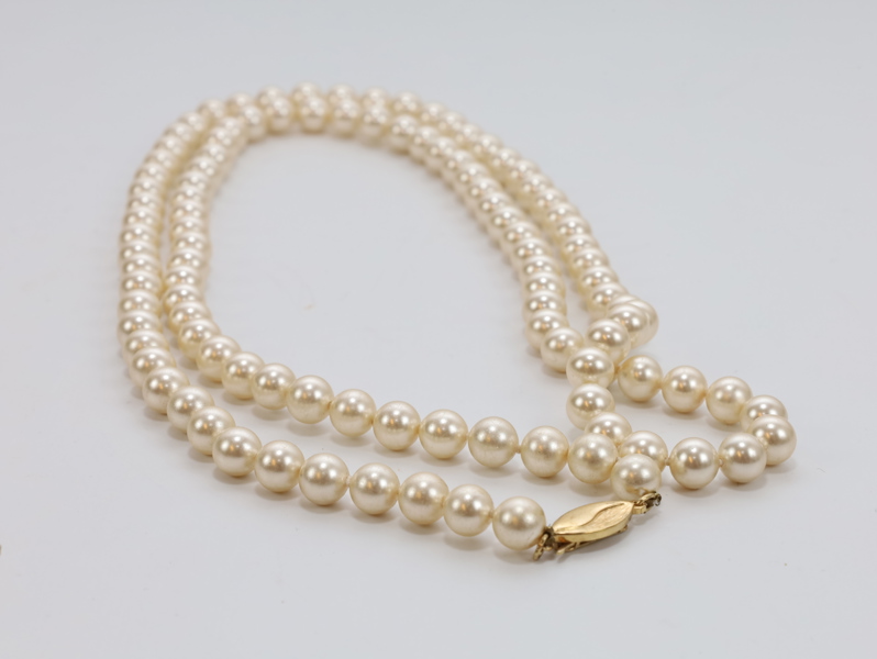 Langt perlekjede med gullfarget lås, ca. 87 cm