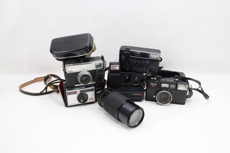 Samling vintage kameraer – Kodak, Polaroid, Ricoh og Haking