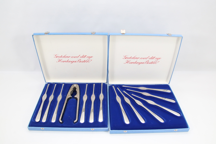 Hardanger bestikk – 12 skalldyrgafler med klo-knekker i originalesker
