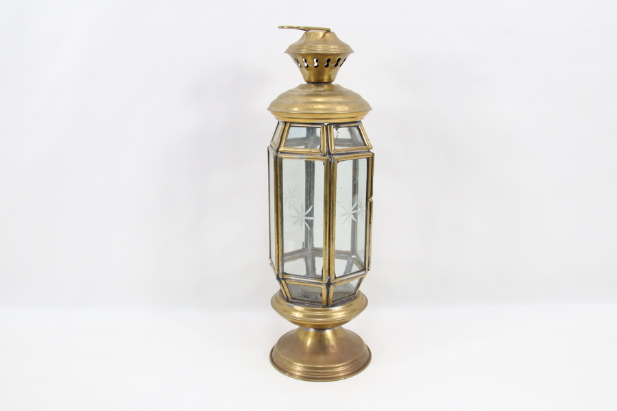 Høy dekorativ lykt i messing med glassfelt og stjernegravering