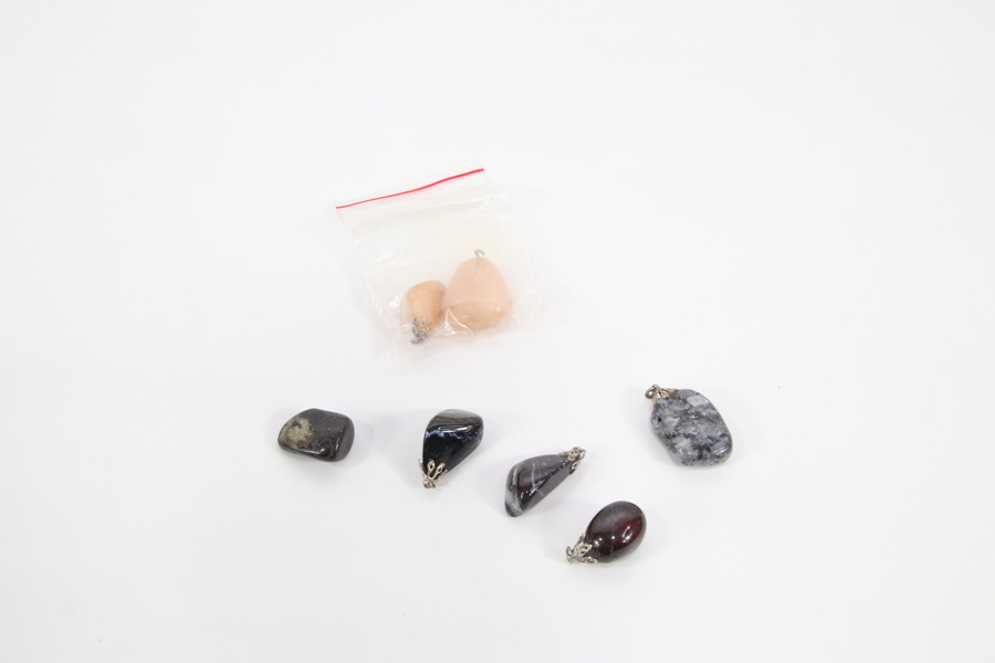 Samling anheng i polert stein, ulike former
