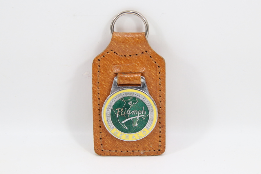 Eldre nøkkelring med skinnfeste og metallmerke – Triumph