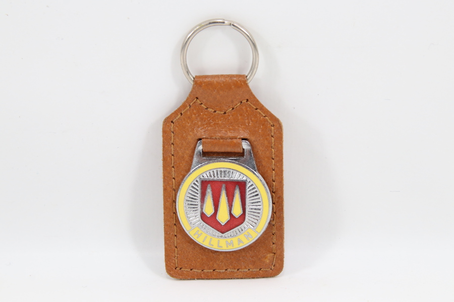 Eldre nøkkelring med skinnfeste og metallmerke – Hillman

